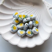 Cuenta de cerámica corazón 12x14 mm - Motivo limón - Blanco - Amarillo x1