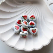 Cuenta de cerámica corazón 12x14 mm - Motivo fresa - Blanco - Rojo x1