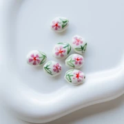 Cuenta oval de cerámica 15,5x12,5 mm - Motivo flor - Blanco - Rosa - Verde x1
