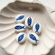 Cuenta ovalada de cerámica 20x17 mm - Motivo pez - Blanco - Azul oscuro x1