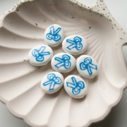 Cuenta cerámica oval 19x16 mm - motivo lazo - Blanco - Azul x1