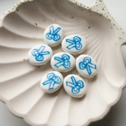 Cuenta cerámica oval 19x16 mm - motivo lazo - Blanco - Azul x1