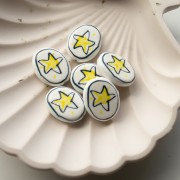 Cuenta ovalada de cerámica 19,5x16 mm - Motivo estrella - Blanco - Amarillo x1
