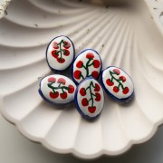 Cuenta ovalada de cerámica 22x16,5 mm - Motivo tomate - Blanco - Rojo - Azul x1