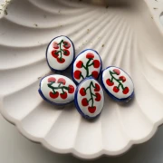 Cuenta ovalada de cerámica 22x16,5 mm - Motivo tomate - Blanco - Rojo - Azul x1