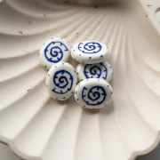 Cuenta ovalada de cerámica 18,5x15 mm - Motivo concha - Blanco - Azul oscuro x1
