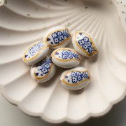 Cuenta cerámica ovalada 21x16 mm - Motivo pez - Blanco - Ocre - Azul x1