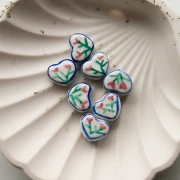 Cuenta de cerámica corazón 12x14 mm - Motivo flor - Blanco - Azul - Rosa x1