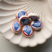 Cuenta cerámica ovalada 20,5x17 mm - motivo concha - Blanco - Azul - Rojo x1