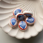 Cuenta cerámica ovalada 20,5x17 mm - motivo concha - Blanco - Azul - Rojo x1