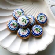 Cuenta cerámica redonda aplanada 20 mm - flores - Marrón - Azul x1