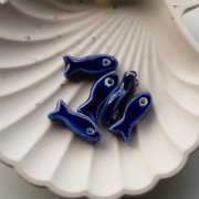 Colgante pez cerámica 25x10 mm - Azul oscuro x1