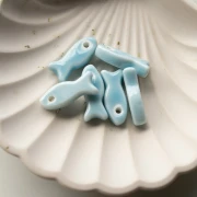 Colgante pez cerámica 25x10 mm - Azul cielo x1