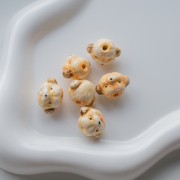 Cuenta de cerámica cabeza de perro 12,5x18 mm - Beige x1