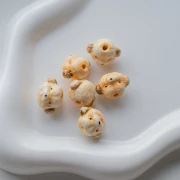 Cuenta de cerámica cabeza de perro 12,5x18 mm - Beige x1