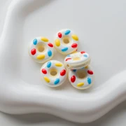 Cuenta donuts de cerámica 18,5 mm - Blanco - Rojo - Amarillo - Azul x1