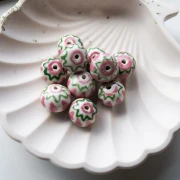 Cuenta redonda de cerámica 15x10,5 mm - Rosa claro - Verde x1