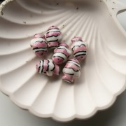 Cuenta de cerámica pez payaso 13x17,5 mm - Rosa viejo - Blanco x1