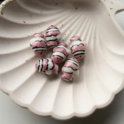 Cuenta de cerámica pez payaso 13x17,5 mm - Rosa viejo - Blanco x1