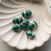 Cuenta pez payaso de cerámica 13x17,5 mm - Verde oscuro - Blanco x1