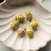 Cuenta de cerámica pez payaso 13x17,5 mm - Amarillo - Blanco x1