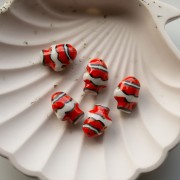 Cuenta de cerámica pez payaso 13x17,5 mm - Rojo - Blanco x1