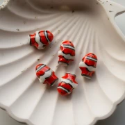 Cuenta de cerámica pez payaso 13x17,5 mm - Rojo - Blanco x1