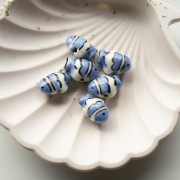 Cuenta de cerámica pez payaso 13x17,5 mm - Azul - Blanco x1