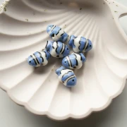 Cuenta de cerámica pez payaso 13x17,5 mm - Azul - Blanco x1
