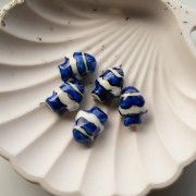 Cuenta pez payaso de cerámica 13x17,5 mm - Azul oscuro - Blanco x1