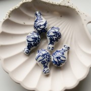 Jarrón de cuentas de cerámica 27x17 mm - Motivo metro - Blanco - Azul x1