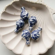 Jarrón de cuentas de cerámica 27x17 mm - Motivo metro - Blanco - Azul x1