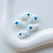 Peces de cerámica 11x19,5 mm - Blanco con lunares azul cielo x1