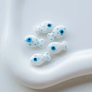 Peces de cerámica 11x19,5 mm - Blanco con lunares azul cielo x1