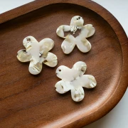 Colgante flor acetato 32x30 mm - Marfil jaspeado - Beige oscuro x1