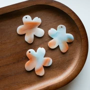 Colgante Flor de Acetato 32x30 mm - Azul cielo jaspeado - Blanco - Cobre nacarado x1