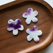 Colgante Flor de Acetato 32x30 mm - Blanco jaspeado - Violeta - Oro x1