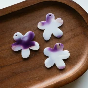 Colgante Flor de Acetato 32x30 mm - Blanco jaspeado - Violeta - Oro x1