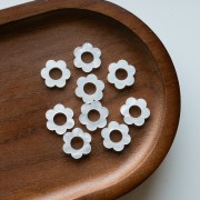 Colgante Flor de Acetato 14 mm - Blanco Nacarado x1