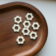Colgante flor acrílico 14 mm - Blanco hueso x1