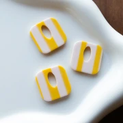 Colgante de acetato cuadrado 21 mm - Blanco - Rayas amarillas x1