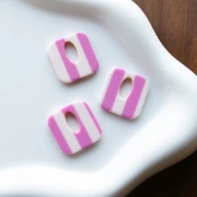 Colgante cuadrado de acetato, hueco 21 mm - Rayas Blanco - Magenta x1