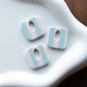 Colgante cuadrado de acetato, hueco 21 mm - Blanco - Rayas azul claro x1