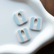 Colgante cuadrado de acetato, hueco 21 mm - Blanco - Rayas azul claro x1