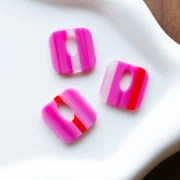 Colgante cuadrado de acetato, hueco 21 mm - Rayas fucsia - Rojo - Blanco x1