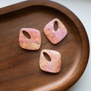 Colgante de acetato en forma de diamante 28x25 mm - Salmón jaspeado nacarado x1