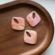 Colgante de acetato en forma de diamante 28x25 mm - Salmón jaspeado nacarado x1