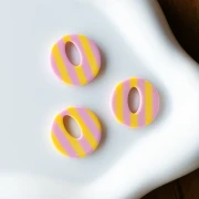 Colgante redondo hueco de acetato 21 mm - Rayas Rosa claro - Amarillo x1