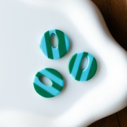 Colgante hueco redondo de acetato de 21 mm - Azul claro - Rayas verde oscuro x1