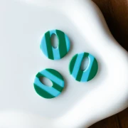 Colgante hueco redondo de acetato de 21 mm - Azul claro - Rayas verde oscuro x1